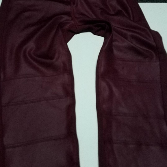 Her Universe Wonder Woman Capris NWOT - Picture 9 of 10